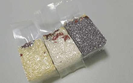 真空包裝袋為增加其性能通常采用多種材質復合而成，常見的復合方法有：干法復合、擠出復合、共擠出復合、無溶劑復合、涂布復合、蒸鍍復合、熱熔膠復合等。其中干法復合是國內(nèi)復合真空包裝袋材料生產(chǎn)中應用較為廣泛的，那么，真空包裝袋為什么大多采用干法復合？